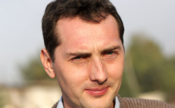 Ovaj Bosanac zbog svog imena hit na Balkanu: Pop nije hteo da mu krsti decu kad je čuo kako se zove, policija mu prašta prekršaje, tek da vidite imena braće Ovaj Bosanac zbog svog imena hit na Balkanu: Pop nije hteo da mu krsti decu kad je čuo kako se zove, policija mu prašta prekršaje, tek da vidite imena braće