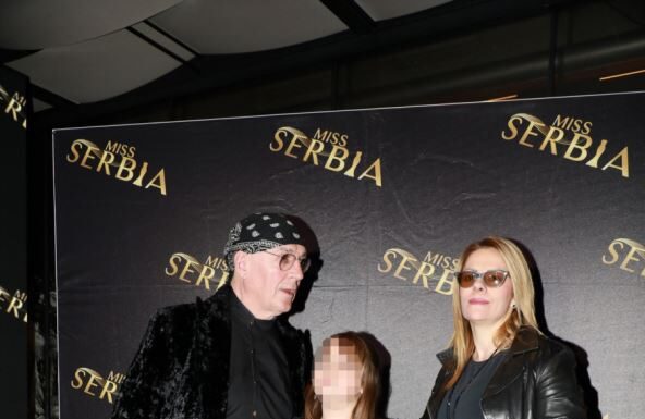 Planirali su i venčanje, a onda ju je izbacio iz stana zbog 22 godine mlađe: Evo kako izgleda žena kojom je Oliver Mandić zamenio Katarinu Radivojević Planirali su i venčanje, a onda ju je izbacio iz stana zbog 22 godine mlađe: Evo kako izgleda žena kojom je Oliver Mandić zamenio Katarinu Radivojević