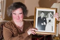 Pojavila se Suzan Bojl na crvenom tepihu i raspametila koliko dobro sada izgleda: Preživela moždani udar, ima milione, a neverovatno je kako živi Pojavila se Suzan Bojl na crvenom tepihu i raspametila koliko dobro sada izgleda: Preživela moždani udar, ima milione, a neverovatno je kako živi