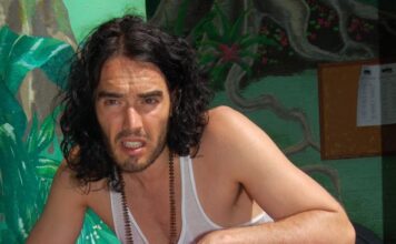 Pravio orgije sa 9 žena za noć, a sopstvenu izbegavao u krevetu: Rekao da je previše dosadna, pa se razveo putem SMS poruke Pravio orgije sa 9 žena za noć, a sopstvenu izbegavao u krevetu: Rekao da je previše dosadna, pa se razveo putem SMS poruke