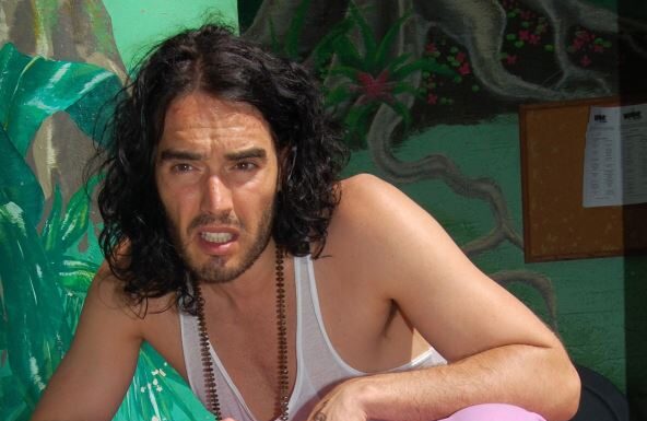 Pravio orgije sa 9 žena za noć, a sopstvenu izbegavao u krevetu: Rekao da je previše dosadna, pa se razveo putem SMS poruke Pravio orgije sa 9 žena za noć, a sopstvenu izbegavao u krevetu: Rekao da je previše dosadna, pa se razveo putem SMS poruke