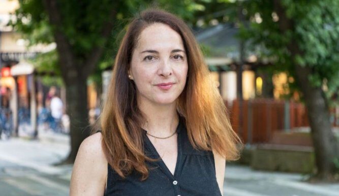 Pronašla sam sliku svog muža sa nepoznatim djetetom koje je neodoljivo podsećalo na njega: Kada sam saznala istinu koju je skrivao od mene ceo svijet mi se srušio Pronašla sam sliku svog muža sa nepoznatim djetetom koje je neodoljivo podsećalo na njega: Kada sam saznala istinu koju je skrivao od mene ceo svijet mi se srušio