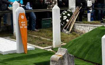 Sahrana Halida Bešlića: Desetine hiljada ljudi na groblju Bare VIDEO Sahrana Halida Bešlića: Desetine hiljada ljudi na groblju Bare VIDEO