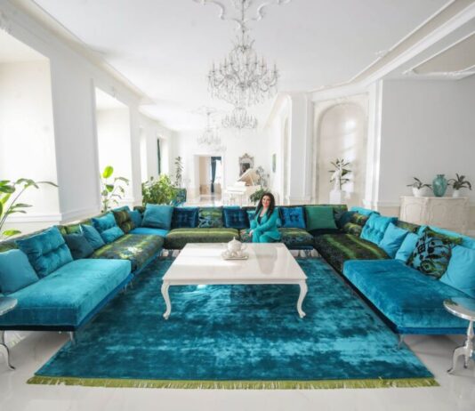 Sauna, kupaonica s kristalima i čak 235 prozora: Ovako izgleda preuređeni dvorac Dragane Mirković vrijedan 50 miliona € Sauna, kupaonica s kristalima i čak 235 prozora: Ovako izgleda preuređeni dvorac Dragane Mirković vrijedan 50 miliona €