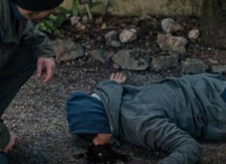 Tijelo nepoznatog muškarca otkriveno u vrtu Zemaljskog muzeja u Sarajevu: Prve epizode ‘Kotline’ ponovo pred gledaocima Tijelo nepoznatog muškarca otkriveno u vrtu Zemaljskog muzeja u Sarajevu: Prve epizode ‘Kotline’ ponovo pred gledaocima