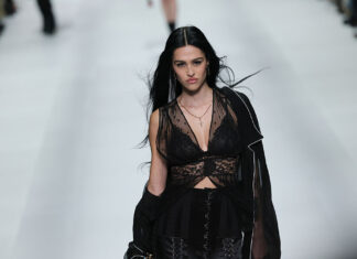 Top od čipke je najvažniji komad jeseni: Evo kako ga nose Parižanke Top od čipke je najvažniji komad jeseni: Evo kako ga nose Parižanke