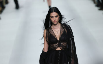 Top od čipke je najvažniji komad jeseni: Evo kako ga nose Parižanke Top od čipke je najvažniji komad jeseni: Evo kako ga nose Parižanke