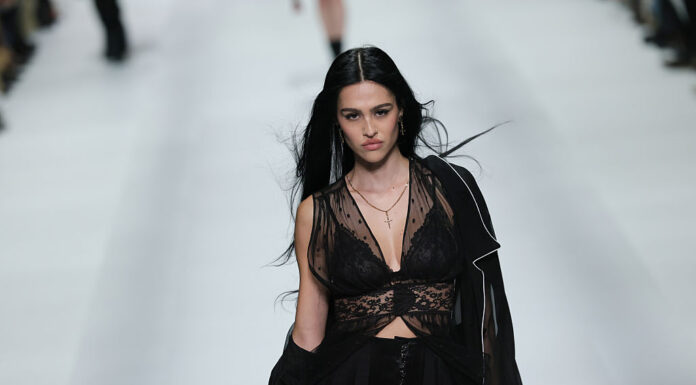 Top od čipke je najvažniji komad jeseni: Evo kako ga nose Parižanke Top od čipke je najvažniji komad jeseni: Evo kako ga nose Parižanke