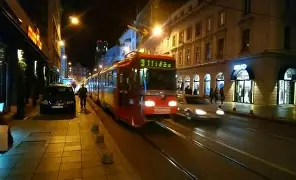 Tučnjava u tramvaju na Dolac Malti: Jedna osoba povrijeđena, saobraćaj privremeno obustavljen Tučnjava u tramvaju na Dolac Malti: Jedna osoba povrijeđena, saobraćaj privremeno obustavljen