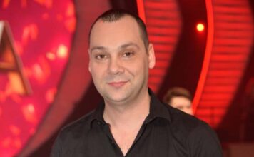 U rukama više nije bilo mjesta: Darko Filipović bakšiš lijepio na čelo FOTO U rukama više nije bilo mjesta: Darko Filipović bakšiš lijepio na čelo FOTO