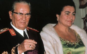 Zaboravljeni incident s Jovankom Broz na balu: “Ispao joj pištolj iz torbe” Zaboravljeni incident s Jovankom Broz na balu: “Ispao joj pištolj iz torbe”