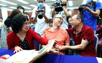 32 godine je prevrtala i nebo i zemlju da nađe otetog sina – Kad je izgubila nadu da je živ, desilo se čudo: Usledio je poziv koji je sve promenio 32 godine je prevrtala i nebo i zemlju da nađe otetog sina - Kad je izgubila nadu da je živ, desilo se čudo: Usledio je poziv koji je sve promenio