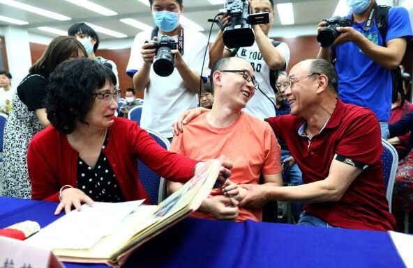 32 godine je prevrtala i nebo i zemlju da nađe otetog sina – Kad je izgubila nadu da je živ, desilo se čudo: Usledio je poziv koji je sve promenio 32 godine je prevrtala i nebo i zemlju da nađe otetog sina - Kad je izgubila nadu da je živ, desilo se čudo: Usledio je poziv koji je sve promenio