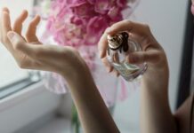 5 tajni dugovečnosti parfema koje uvek deluju: Evo kako da nanesete miris da bi vam trajao ceo dan 5 tajni dugovečnosti parfema koje uvek deluju: Evo kako da nanesete miris da bi vam trajao ceo dan