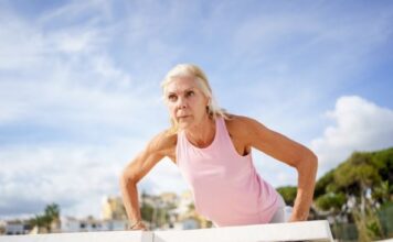 5 zdravih navika koje svaka žena u 50-im treba da zadrži tokom jeseni 5 zdravih navika koje svaka žena u 50-im treba da zadrži tokom jeseni