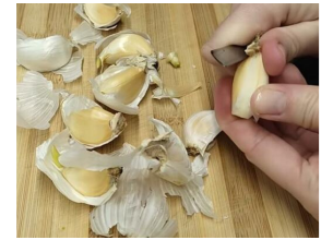 AKO NAVALITE NA SLANINU I BELI LUK, OVO ĆE SE DESITI SA VAŠIM ZDRAVLJEM: Doktor upozorio ni NAJISKUSNIJI nisu znali AKO NAVALITE NA SLANINU I BELI LUK, OVO ĆE SE DESITI SA VAŠIM ZDRAVLJEM: Doktor upozorio ni NAJISKUSNIJI nisu znali