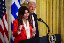 Ambasadorka Amerike u Grčkoj izašla na binu u providnoj haljini: Publika nije mogla da se načudi, ali to nije najluđa stvar Ambasadorka Amerike u Grčkoj izašla na binu u providnoj haljini: Publika nije mogla da se načudi, ali to nije najluđa stvar