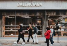 Balenciagina nova pocepana jakna od 950 € je novi šok u svetu mode Balenciagina nova pocepana jakna od 950 € je novi šok u svetu mode
