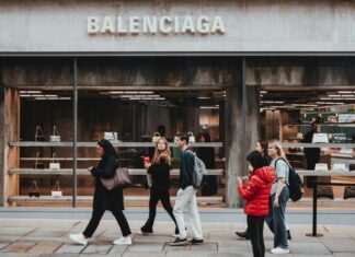Balenciagina nova pocepana jakna od 950 € je novi šok u svetu mode Balenciagina nova pocepana jakna od 950 € je novi šok u svetu mode