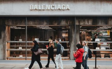 Balenciagina nova pocepana jakna od 950 € je novi šok u svetu mode Balenciagina nova pocepana jakna od 950 € je novi šok u svetu mode