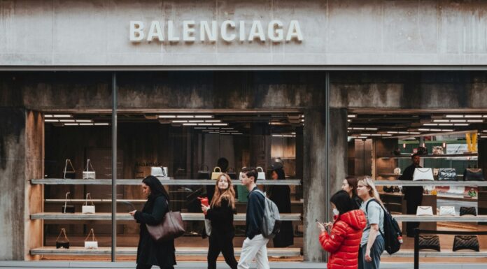 Balenciagina nova pocepana jakna od 950 € je novi šok u svetu mode Balenciagina nova pocepana jakna od 950 € je novi šok u svetu mode