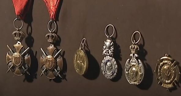 Budimir je za Srbiju ratovao, 17 puta bio uboden, a iz tela mu izvukli 74 parčeta bombe: Kad se vratio sakat, na čačanskoj kaldrmi mu se život pretvorio u pakao Budimir je za Srbiju ratovao, 17 puta bio uboden, a iz tela mu izvukli 74 parčeta bombe: Kad se vratio sakat, na čačanskoj kaldrmi mu se život pretvorio u pakao