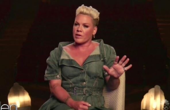 Ćerku pevačice Pink u školi su ismevali zbog izgleda, a ona im jednom rečenicom zapušila usta: Način na koji odgaja svoju decu mnogi osuđuju Ćerku pevačice Pink u školi su ismevali zbog izgleda, a ona im jednom rečenicom zapušila usta: Način na koji odgaja svoju decu mnogi osuđuju