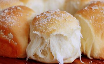 Danas želim podijeliti recept za hljeb koji je posebno mekan i pahuljast, sa nježnom i svilenkastom teksturom. Ovo je jedan od mojih omiljenih hljebova! Danas želim podijeliti recept za hljeb koji je posebno mekan i pahuljast, sa nježnom i svilenkastom teksturom. Ovo je jedan od mojih omiljenih hljebova!