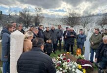 Dirljiv prizor na Halidovom mezaru: Sejda prvi put u javnosti Dirljiv prizor na Halidovom mezaru: Sejda prvi put u javnosti