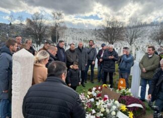 Dirljiv prizor na Halidovom mezaru: Sejda prvi put u javnosti Dirljiv prizor na Halidovom mezaru: Sejda prvi put u javnosti