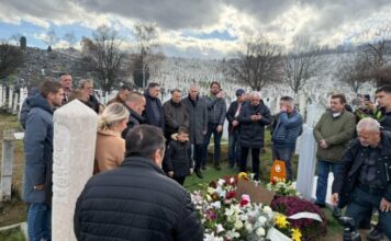 Dirljiv prizor na Halidovom mezaru: Sejda prvi put u javnosti Dirljiv prizor na Halidovom mezaru: Sejda prvi put u javnosti