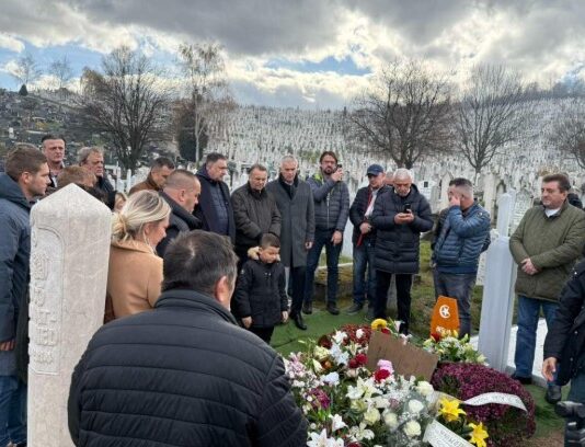 Dirljiv prizor na Halidovom mezaru: Sejda prvi put u javnosti Dirljiv prizor na Halidovom mezaru: Sejda prvi put u javnosti