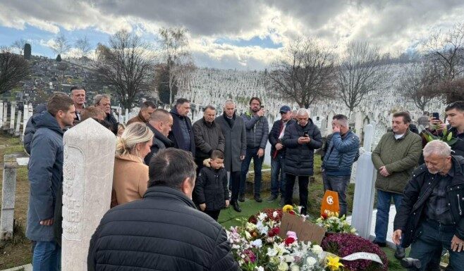 Dirljiv prizor na Halidovom mezaru: Sejda prvi put u javnosti Dirljiv prizor na Halidovom mezaru: Sejda prvi put u javnosti