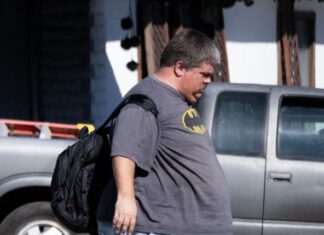 Dok su mu se slavni otac i brat baškarili u vili, on je morao da pretura po kontejneru u potrazi za hranom: Jedva uspeo da se skući, prizori pretužni Dok su mu se slavni otac i brat baškarili u vili, on je morao da pretura po kontejneru u potrazi za hranom: Jedva uspeo da se skući, prizori pretužni