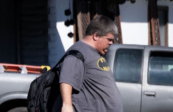 Dok su mu se slavni otac i brat baškarili u vili, on je morao da pretura po kontejneru u potrazi za hranom: Jedva uspeo da se skući, prizori pretužni Dok su mu se slavni otac i brat baškarili u vili, on je morao da pretura po kontejneru u potrazi za hranom: Jedva uspeo da se skući, prizori pretužni