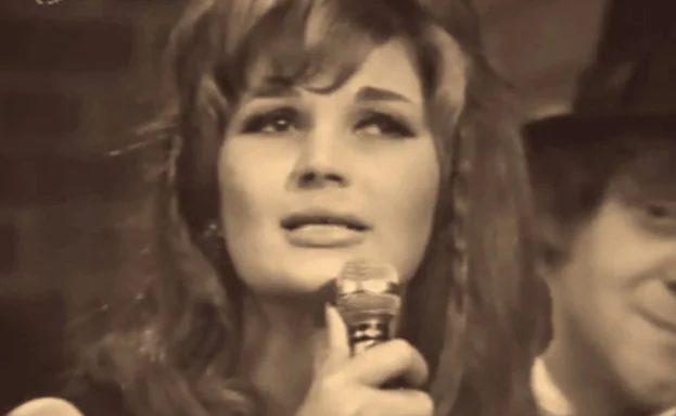 Evo kako u 58. godini izgleda ćerka Silvane Armenulić za koju kažu da je preslikana pevačica: I danas se teško miri sa gubitkom majke (FOTO) Evo kako u 58. godini izgleda ćerka Silvane Armenulić za koju kažu da je preslikana pevačica: I danas se teško miri sa gubitkom majke (FOTO)