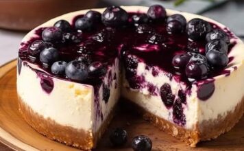 🫐🍰 CHEESECAKE BEZ PEČENJA S BOROVNICAMA – fini, kremasti i neodoljivi desert! ❤ Ukrašen sosom od borovnica i svježim borovnicama – savršen za svaku priliku!