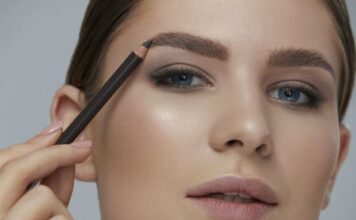 Greške u šminkanju zbog kojih izgledate starije: Šminkeri su otkrili u čemu žene najviše greše, nesvesne da tako sebi dodaju godine Greške u šminkanju zbog kojih izgledate starije: Šminkeri su otkrili u čemu žene najviše greše, nesvesne da tako sebi dodaju godine