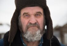 Igor je izgubio obe noge, pa otišao u šumu na ruskom ostrvu i sam iskopao zemunicu u kojoj živi već 15 godina: Njegova sudbina ravna je filmskoj priči Igor je izgubio obe noge, pa otišao u šumu na ruskom ostrvu i sam iskopao zemunicu u kojoj živi već 15 godina: Njegova sudbina ravna je filmskoj priči