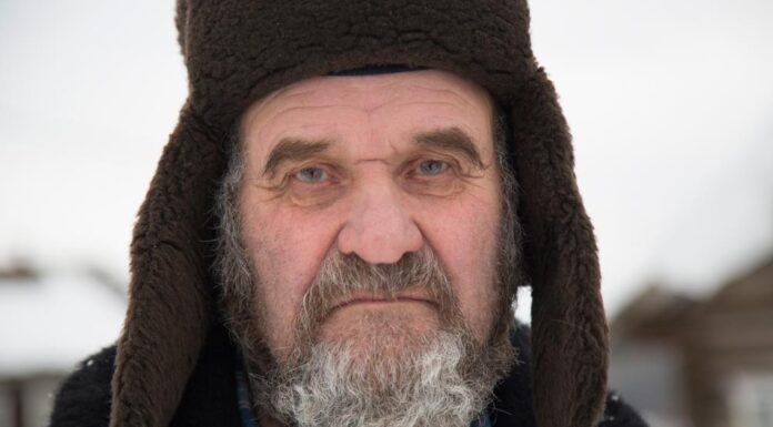 Igor je izgubio obe noge, pa otišao u šumu na ruskom ostrvu i sam iskopao zemunicu u kojoj živi već 15 godina: Njegova sudbina ravna je filmskoj priči Igor je izgubio obe noge, pa otišao u šumu na ruskom ostrvu i sam iskopao zemunicu u kojoj živi već 15 godina: Njegova sudbina ravna je filmskoj priči