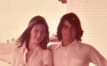 Kad sam pronašla staru fotografiju moje majke shvatila zašto je u 56. umrla od alkohola: Videla sam s kim je na slici i noge mi se odsekle Kad sam pronašla staru fotografiju moje majke shvatila zašto je u 56. umrla od alkohola: Videla sam s kim je na slici i noge mi se odsekle