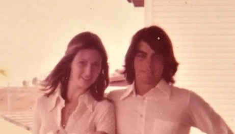 Kad sam pronašla staru fotografiju moje majke shvatila zašto je u 56. umrla od alkohola: Videla sam s kim je na slici i noge mi se odsekle Kad sam pronašla staru fotografiju moje majke shvatila zašto je u 56. umrla od alkohola: Videla sam s kim je na slici i noge mi se odsekle