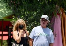 Kada su se upoznaIi ona je imala 21 godinu, a on samo 16: 4 decenije proveli zajedno, pa napravili nešto neverovatno – Nema osobe koja im ne zavidi Kada su se upoznaIi ona je imala 21 godinu, a on samo 16: 4 decenije proveli zajedno, pa napravili nešto neverovatno - Nema osobe koja im ne zavidi