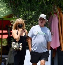 Kada su se upoznaIi ona je imala 21 godinu, a on samo 16: 4 decenije proveli zajedno, pa napravili nešto neverovatno – Nema osobe koja im ne zavidi Kada su se upoznaIi ona je imala 21 godinu, a on samo 16: 4 decenije proveli zajedno, pa napravili nešto neverovatno - Nema osobe koja im ne zavidi