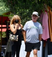 Kada su se upoznaIi ona je imala 21 godinu, a on samo 16: 4 decenije proveli zajedno, pa napravili nešto neverovatno – Nema osobe koja im ne zavidi Kada su se upoznaIi ona je imala 21 godinu, a on samo 16: 4 decenije proveli zajedno, pa napravili nešto neverovatno - Nema osobe koja im ne zavidi