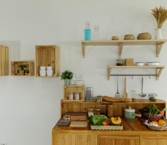 Kako napraviti viseće police od starih drvenih gajbica: Jednostavnim koracima uz malo alata osvežićete prostoriju Kako napraviti viseće police od starih drvenih gajbica: Jednostavnim koracima uz malo alata osvežićete prostoriju