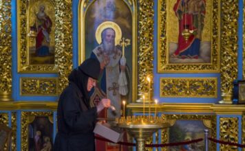 Kod pravoslavne monahinje Marine su dolazili bolesni da ih leči: A kad je policija upala u manastir našli su gole žene u lancima i 170 tela Kod pravoslavne monahinje Marine su dolazili bolesni da ih leči: A kad je policija upala u manastir našli su gole žene u lancima i 170 tela