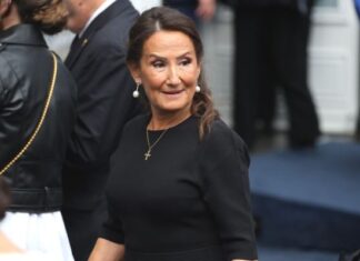 Majka kraljice Leticije u 8. deceniji nosi miniće i izgleda kao devojka: Doživela najveću tragediju pa sreću našla kraj zgodnog bogataša Majka kraljice Leticije u 8. deceniji nosi miniće i izgleda kao devojka: Doživela najveću tragediju pa sreću našla kraj zgodnog bogataša