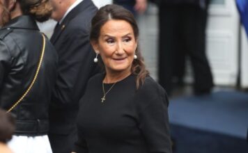 Majka kraljice Leticije u 8. deceniji nosi miniće i izgleda kao devojka: Doživela najveću tragediju pa sreću našla kraj zgodnog bogataša Majka kraljice Leticije u 8. deceniji nosi miniće i izgleda kao devojka: Doživela najveću tragediju pa sreću našla kraj zgodnog bogataša