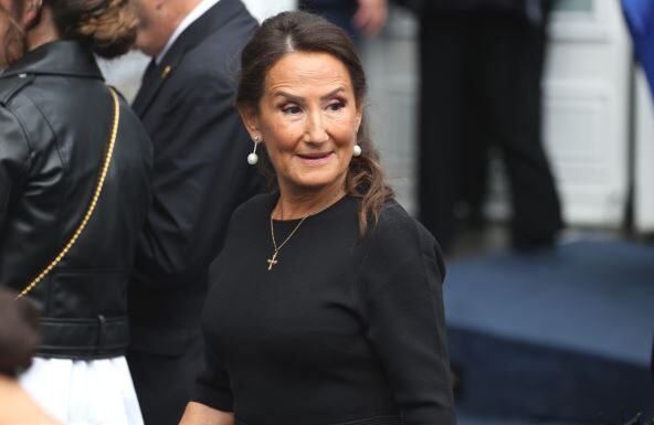 Majka kraljice Leticije u 8. deceniji nosi miniće i izgleda kao devojka: Doživela najveću tragediju pa sreću našla kraj zgodnog bogataša Majka kraljice Leticije u 8. deceniji nosi miniće i izgleda kao devojka: Doživela najveću tragediju pa sreću našla kraj zgodnog bogataša